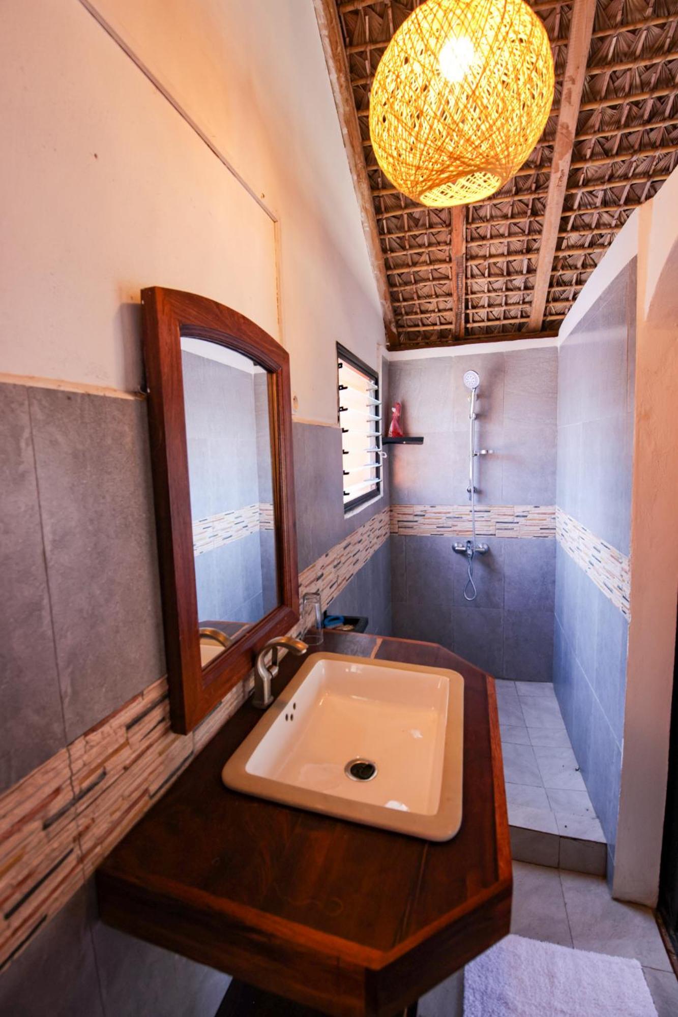 Le Jardin Des Delices Hotel Mahajanga Buitenkant foto